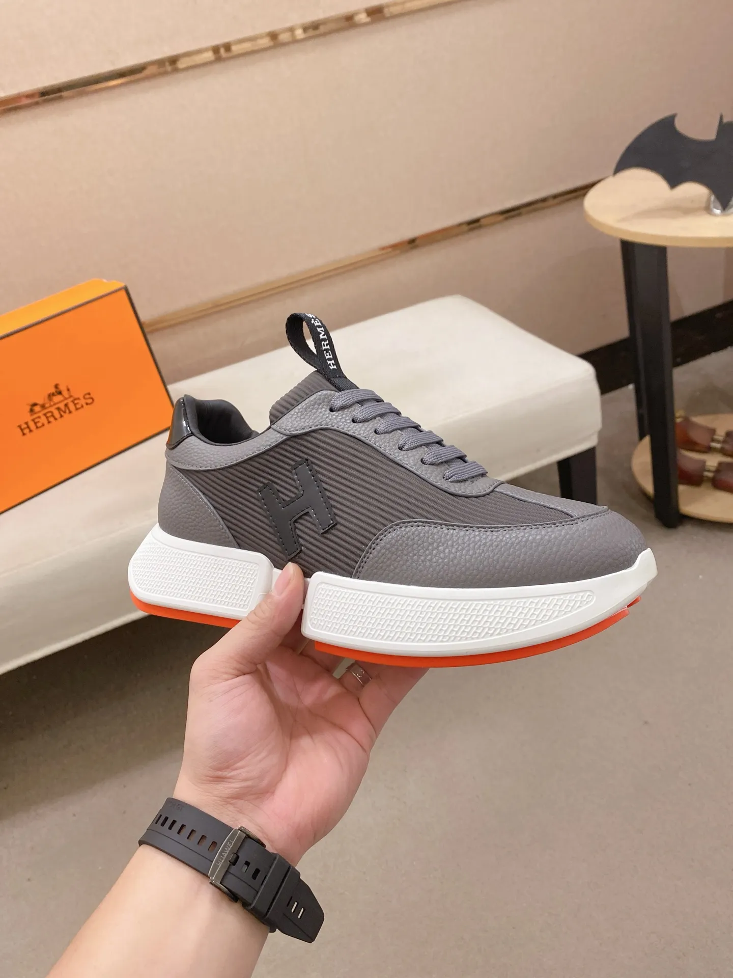 Ex-factory price: 460💰《HERMES》【Classic original single version】Hermès; top 🔝purchasing agent🔍🔍men's latest 🇺🇸 counter sales simultaneously, imported from Italy original ▲▲cowhide ▲▲ (high-end, nobility, class) ) Exquisite workmanship (Italian 🇮🇹 imported water-dyed 🐂 cowhide lining) sole: original sole provided by the original factory, ⚠️exclusive double-layer activity·TPR·rubber·combined molded outsole; super comfortable·wear-resistant·non-slip·environmental protection The real thing is more beautiful if you take the real thing (high quality, follow the order). You can enter and exit the counter at will * Number of yards: 38-44 (45 can be customized and cannot be returned or exchanged)